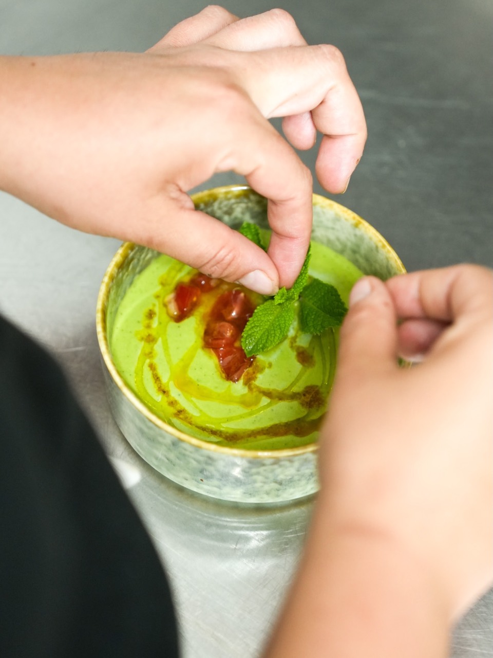 Dressage d'un gaspacho à la menthe en cuisine