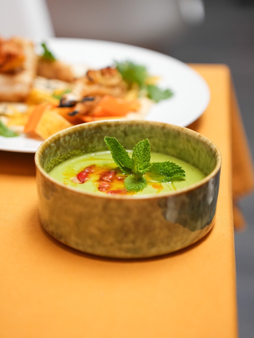 Gaspacho de concombre et petits pois, menthe et huile pimentée