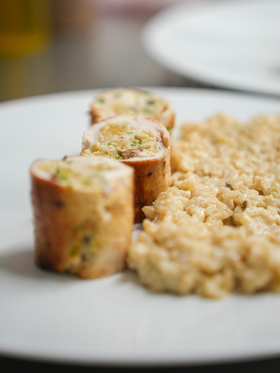 Ballotine de volaille et risotto crémeux, dressage soigné chez L'Amusette
