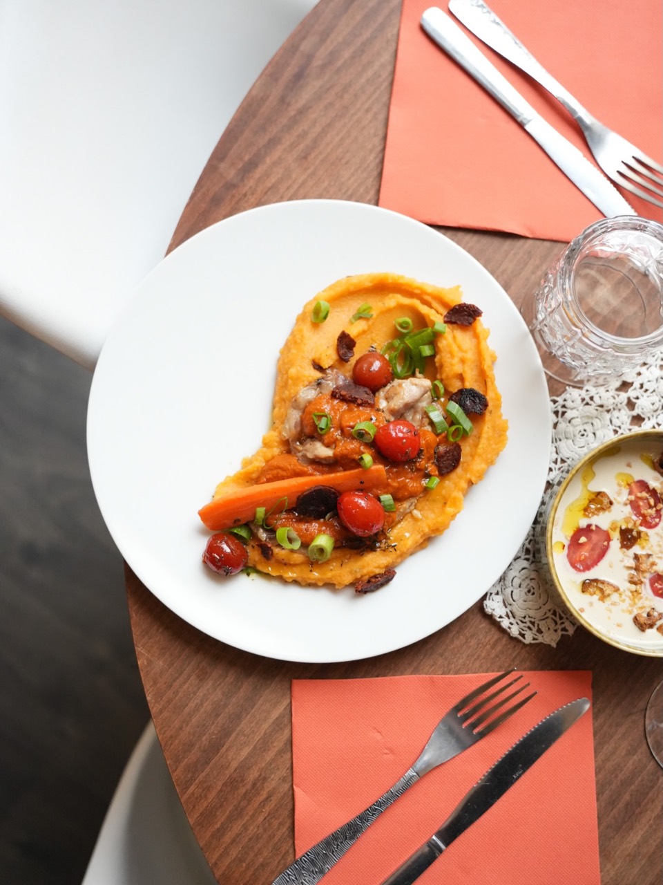 Purée de butternut, tomates cerises et oignons nouveaux