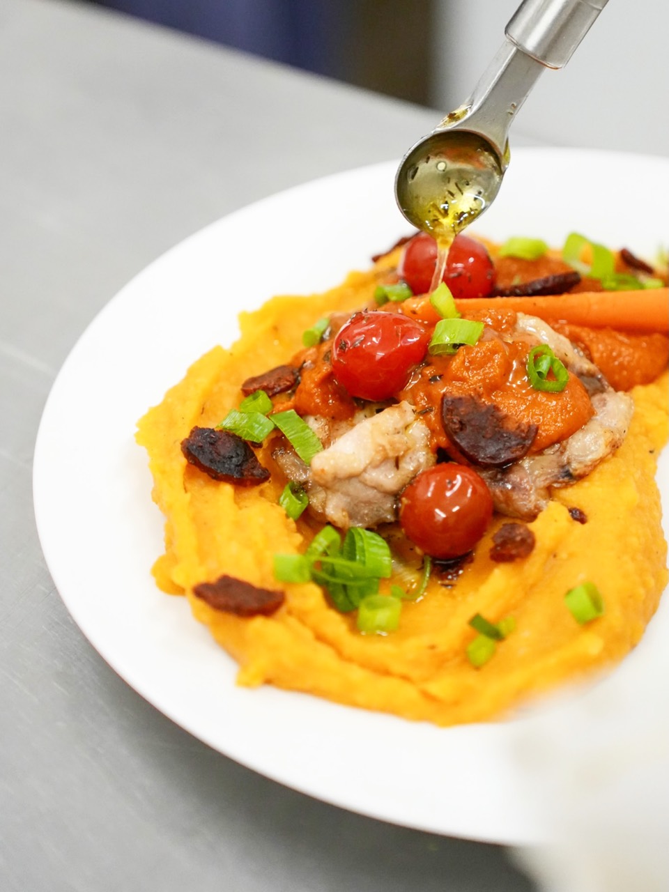 Filet d'huile aux herbes sur une purée de saison