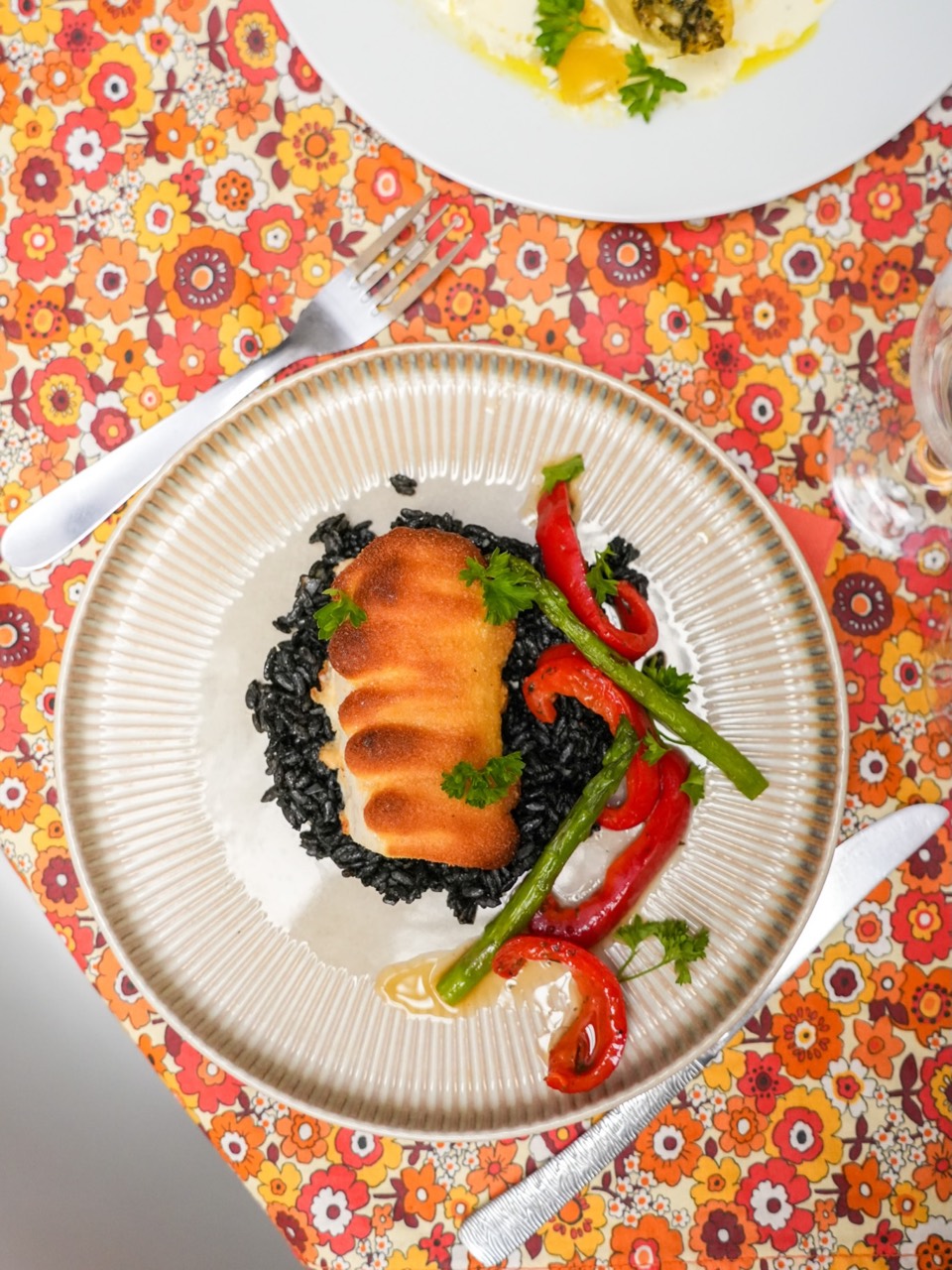 Filet de sole au cumin, riz noir et légumes croquants — un plat de la carte de L'Amusette